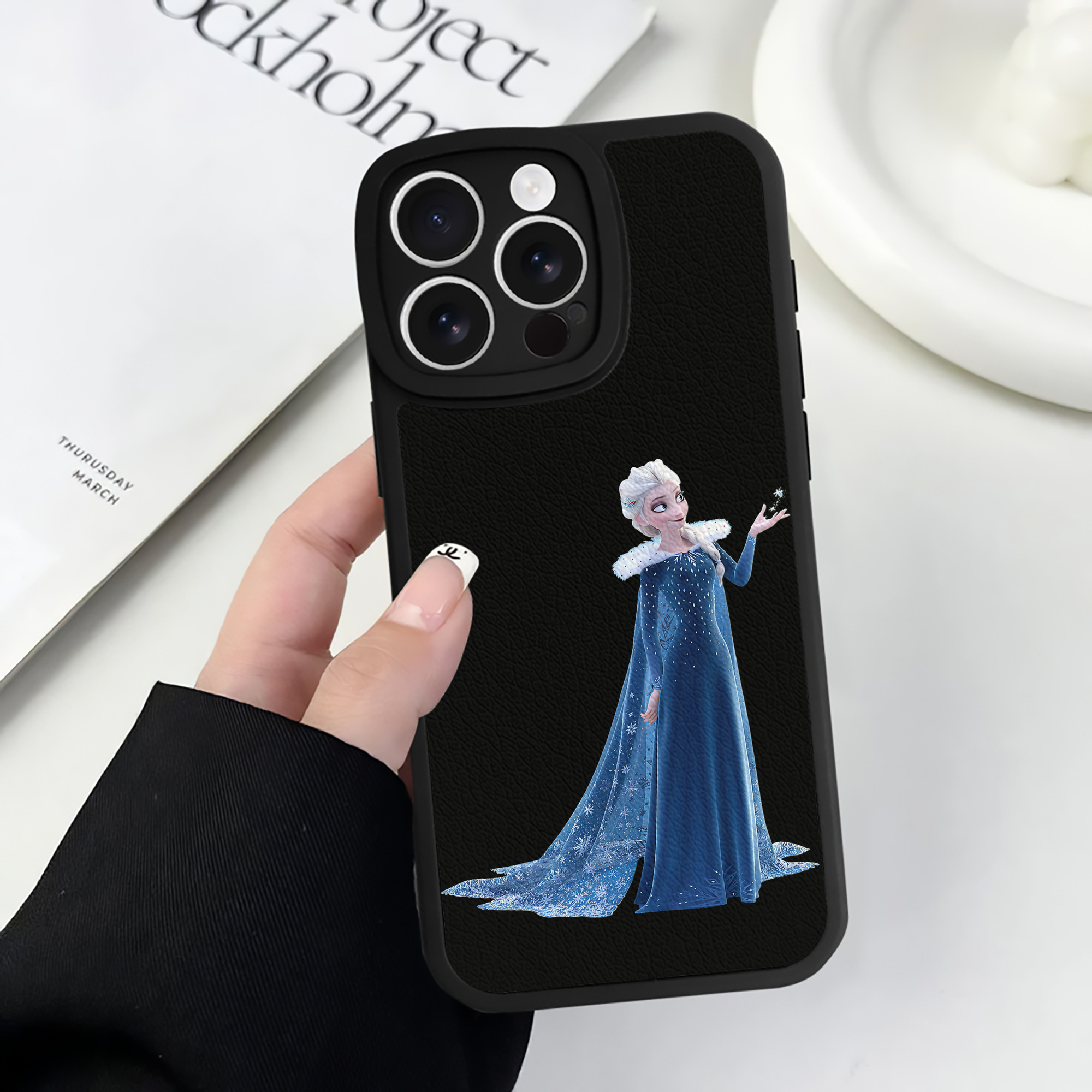 （画像用） アナと雪の女王 アンナ エルサ Frozen Anna Elsa 【iPhone 16シリーズ対応】シリコンスマホケース（レザー調） 材質：シリコン